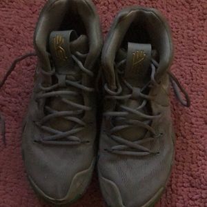 Men’s Kyrie Irving Shoes Size 10.5